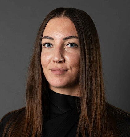 Porträt der Finanzleiterin Kathrin Höller bei weba Werkzeugbau