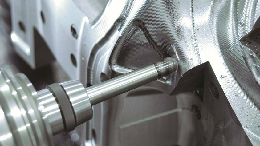weba Werkzeugbau - Lehrstelle in Steyr als Zerspanungstechniker Modul H8 aus der Metalltechnik Detailaufnahme eines Fräskopfs, der ein Metallwerkstück bearbeitet.