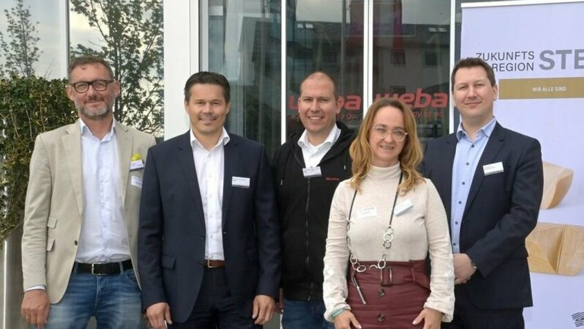 Zukunftsregion Steyr - Stammtisch 4.0 bei weba Werkzeugbau Gruppenfoto der Veranstaltenden des Stammtisches 4.0 Zukunftsregion Steyr vorm Gebäudeeingang bei bei weba Werkzeugbau; rechts im Hintergrund ist das Roll-up der Zukunftsregion zu sehen
