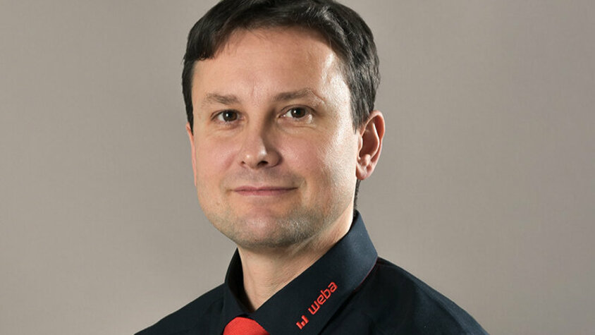 Antonin Kolbinger – Technischer Vertrieb bei weba Antonin Kolbinger, Technischer Vertrieb bei weba, in professioneller Kleidung mit einem dezenten Lächeln