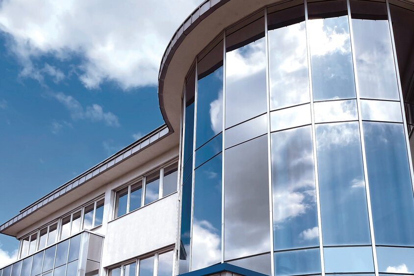 Foto der Glasfront von weba Werkzeugbau in Dietach. Die moderne und transparente Fassade spiegelt das zeitgenössische Design.
