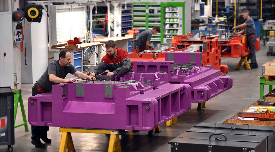 Werkzeugbautechniker von weba konzentrieren sich auf den Zusammenbau von Werkzeugen für das Presshärten. Die Techniker arbeiten präzise und sorgfältig, während sie verschiedene Komponenten der Werkzeuge montieren.
