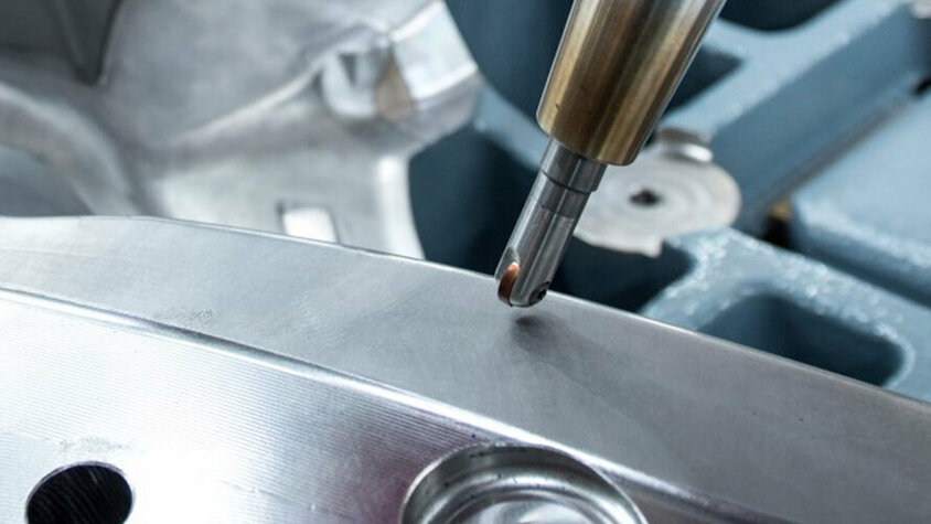 Lehre in Steyr - Technische Ausbildung bei weba in der Zerspanungstechnik Nahaufnahme eines Fräskopfes, der gerade ein Gussteil bearbeitet.