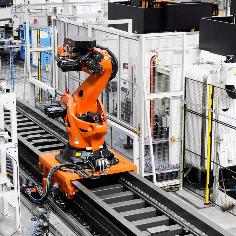 zwei Bearbeitungsmaschinen mit einer Roboterbestückung für Mannlosfertigung in der CNC Zerspanung