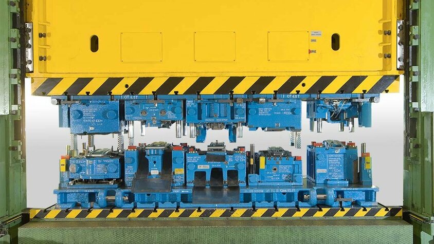 weba Werkzeugbau - Experte in der Kaltumformung blaues Transferwerkzeug für Kaltumformung-Produktion von B-Säulen in der Umformpresse