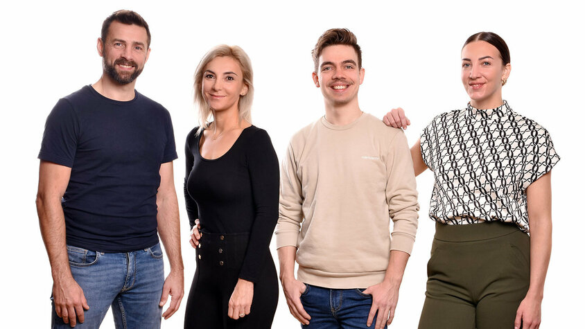Jobs in Steyr - Fachkräfte und Berufserfahrene Zwei Mitarbeiterinnen und zwei Mitarbeiter des Unternehmens weba Werkzeugbau stehen nebeneinander und lächeln freundlich in die Kamera. Sie wirken entspannt und zuversichtlich, was ein positives Arbeitsumfeld widerspiegelt. Jobs in Steyr für Berufserfahrene bei weba Werkzeugbau in einer starken Teamgemeinschaft.