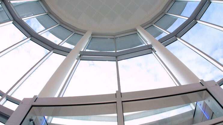 Dachkuppel der weba Werkzeugbau, moderne Architektur mit klaren Linien und großen Fenstern.