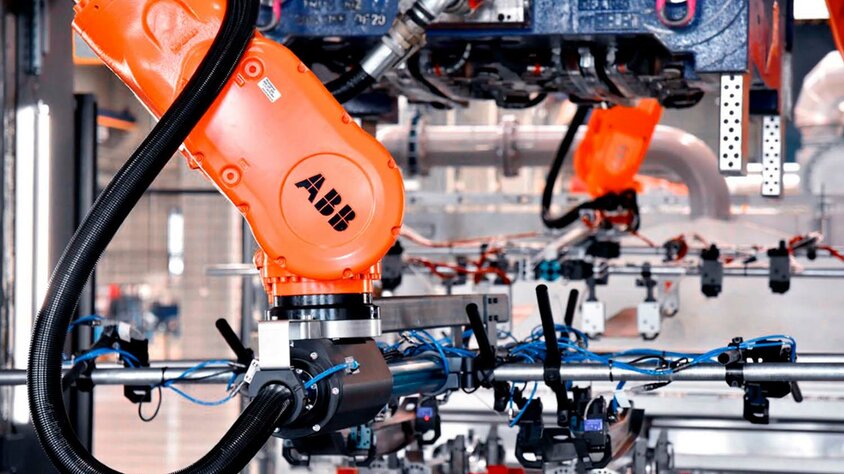 Nahaufnahme des ABB-Roboter Greifers in der Warmumformanlage für die Serienproduktion bei weba Werkzeugbau in Olomouc.