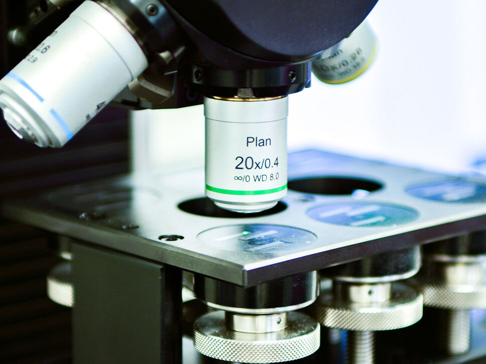 Nahaufnahme eines Prüfgeräts für metallographische Analysen in der Messtechnik