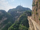 Blick auf eine Hängebrücke in den Bergen Chinas, umgeben von dichtem Grün und Felswänden – eine Aufnahme aus Jan Wengryns Zeit im Auslandseinsatz.