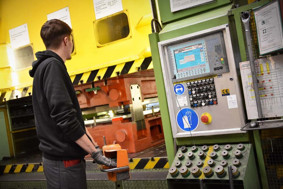 A toolmaking technician operates a forming press to check the process reliability of the tools, an important step in the tool manufacturing process.