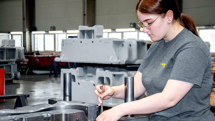 Lehre in Steyr - Schnupperpraktikum und Probearbeiten Eine junge Werkzeugbautechnikerin montiert in ihrer Lehre in Steyr bei weba Werkzeugbau Stanzwerkzeuge.