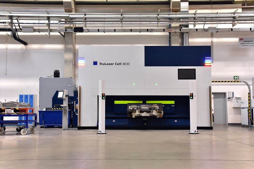 Ein TruLaser Cell 8030 Laserschneidanlage in Betrieb bei weba Werkzeugbau. Das hochmoderne Gerät, erkennbar an seiner markanten Bauform und Technologie, wird für präzise Laserschneidarbeiten in der Produktion eingesetzt. Die Umgebung zeigt eine industrielle Produktionsstätte, in der das Gerät als zentraler Bestandteil der Fertigungstechnik fungiert.