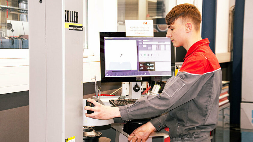 Lehrstelle Steyr - Praxisorientierte Ausbildung in der Metalltechnik Ein Lehrling aus der Metalltechnik arbeitet konzentriert an einer technischen Anlage. Lehrstelle in Steyr bei weba Werkzeugbau in Metalltechnik bei weba kombiniert theoretisches Wissen mit praktischer Erfahrung an Anlagen.