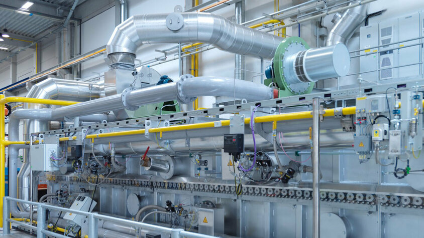 weba Werkzeugbau - Rollenherdofen für die Warmumformung Seitliche Aufnahme des Rollenherdofens für die Warmumformung in weba Olomouc.