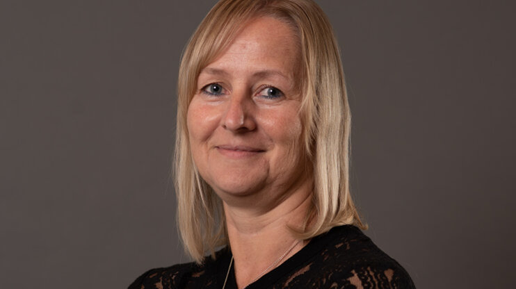 Portrait of Klaudia Weingartsberger, Inside Sales employee at weba, in front of a neutral grey background.