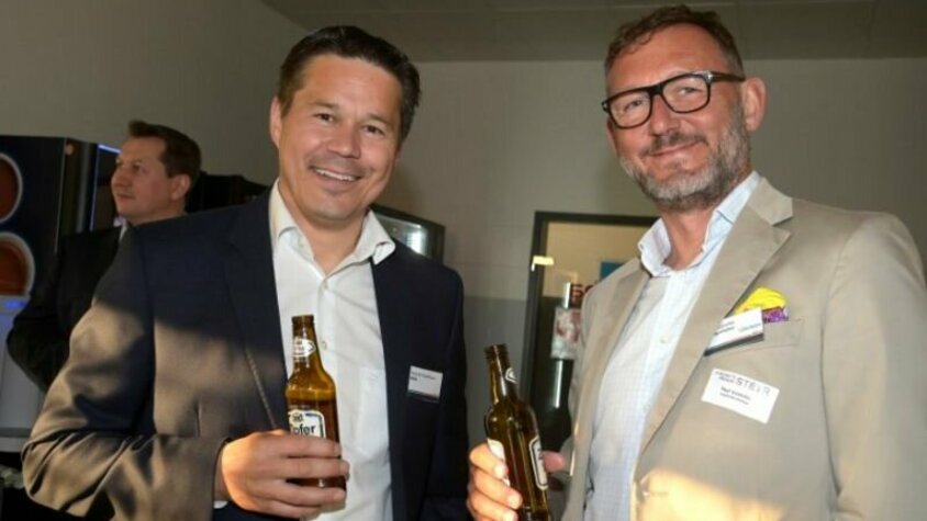 Zukunftsregion Steyr - Starke Partnerschaft mit weba Werkzeugbau H. Feuerhuber, Geschäftsführung der weba und P. Voithofer von Voithofer+Partner stoßen nach der Veranstaltung Zukunftsregion Steyr Stammtisch 4.0 gemeinsam an