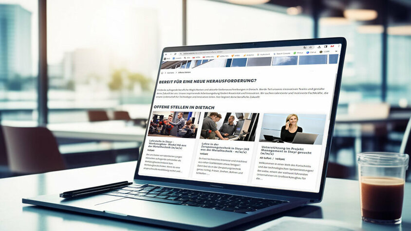 Ein Laptop auf einem Tisch, auf dessen Bildschirm die Stellenangebote-Webseite von weba Werkzeugbau geöffnet ist, bietet einen Einblick in die aktuellen Jobs in Steyr und Karrieremöglichkeiten des Unternehmens. Der Laptop steht in einem hellen Büro, und durch die Glaswand im Hintergrund sind ein eleganter Besprechungstisch und mehrere Stühle zu erkennen, was auf eine moderne und professionelle Arbeitsumgebung hinweist. Dieses Bild vermittelt den Eindruck einer zugänglichen und transparenten Karrierewelt bei weba, wobei die Technologie als Brücke zwischen potenziellen Bewerbern und dem Unternehmen dient.