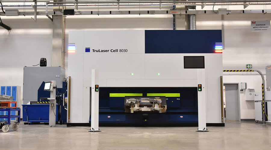 Eine hochpräzise Laserschneidanlage des Herstellers Trumpf, ausgestattet mit fortschrittlicher Technologie, verfügt über einen integrierten Monitor und ein Bedienpult, das eine benutzerfreundliche Oberfläche zur Steuerung der Anlage im Prozess des Laserschneidena bietet. 