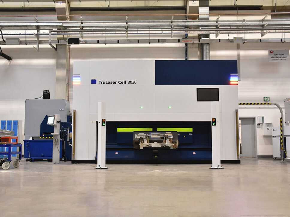 Eine hochpräzise Laserschneidanlage des Herstellers Trumpf, ausgestattet mit fortschrittlicher Technologie, verfügt über einen integrierten Monitor und ein Bedienpult, das eine benutzerfreundliche Oberfläche zur Steuerung der Anlage im Prozess des Laserschneidena bietet. 
