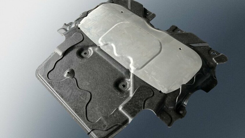 Unterfahrschutz für den Automotive-Bereich – Vorserienproduktion bei weba Deutschland Dieses Bauteil ist ein Unterfahrschutz für Fahrzeuge, entwickelt und gefertigt in der Vorserienproduktion bei weba Deutschland. Die Kombination aus einem leichten, widerstandsfähigen Kunststoffgrundkörper mit einer verstärkenden Metallplatte sorgt für optimalen Schutz und Stabilität. Die präzise Verarbeitung und das innovative Design gewährleisten eine hohe Widerstandsfähigkeit gegenüber äußeren Einflüssen, was essenziell für den Einsatz in der Automobilindustrie ist.