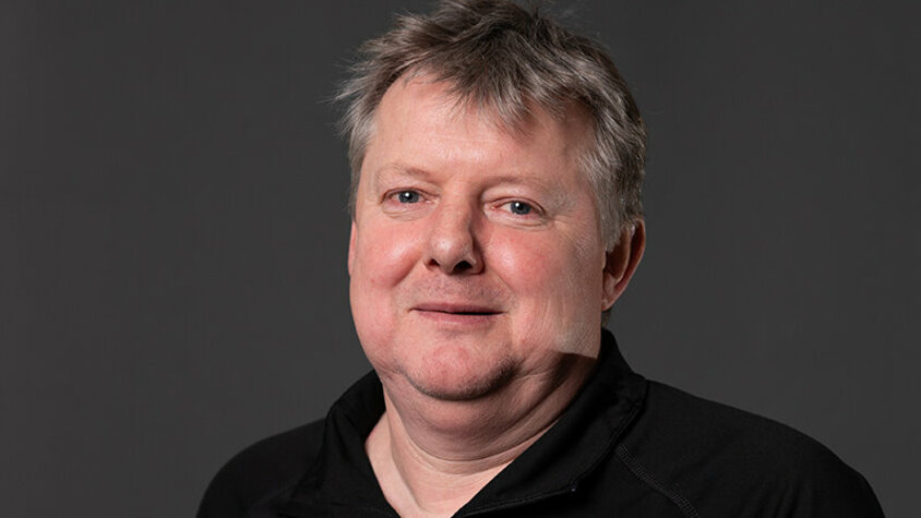 Klaus Postlbauer – Prozessleiter bei weba Werkzeugbau Klaus Postlbauer, Prozessleiter im Werkzeugbau bei weba, lächelt in die Kamera vor neutralem Hintergrund. Mit ruhiger Ausstrahlung und einem leichten Lächeln blickt er in die Kamera. Das Bild vermittelt Kompetenz und Bodenständigkeit – passend zu seiner langjährigen Verbindung mit weba Werkzeugbau.