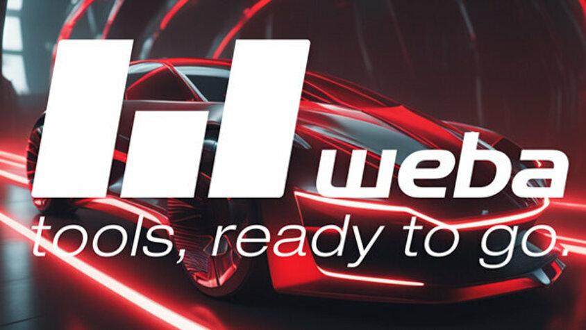 weba Werkzeugbau - Werkzeugbau des Jahres Ein futuristisches Auto, umhüllt von leuchtenden rötlichen Lichtstreifen, steht im Mittelpunkt dieses Bildes. Über dem Auto schwebt das Logo von "weba Werkzeugbau", präsentiert in einem klaren Weiß, das sich deutlich vom dunkleren Hintergrund abhebt. Die Kombination aus fortschrittlicher Fahrzeugtechnik und der visuellen Darstellung der Lichtstreifen verleiht der Szene eine dynamische und hochmoderne Atmosphäre.
