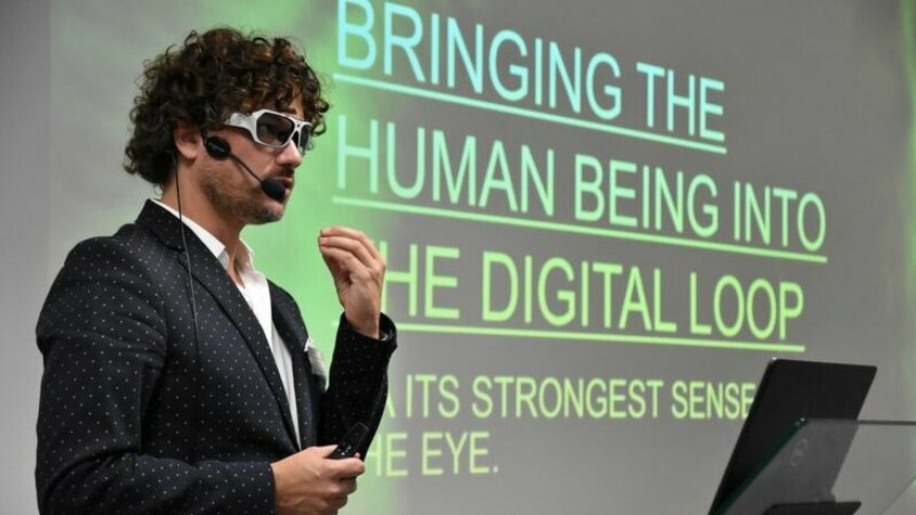 weba Werkzeugbau TechDays - Eye Hyper-Tracking System Sven Joosten von VIEW POINT SYSTEM präsentiert auf der Bühne bei den weba Werkzeugbau TechDays die Anwendungsmöglichkeiten von Eye Hyper-Tracking Systemen im industriellen Umfeld
