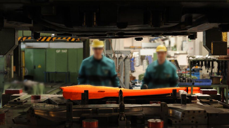 Zwei Werkzeugbautechniker stehen vor einem Werkzeug für die Warmumformung bei weba in Olomouc, demonstrierend die praktische Anwendung und Expertise im Werkzeugbau.